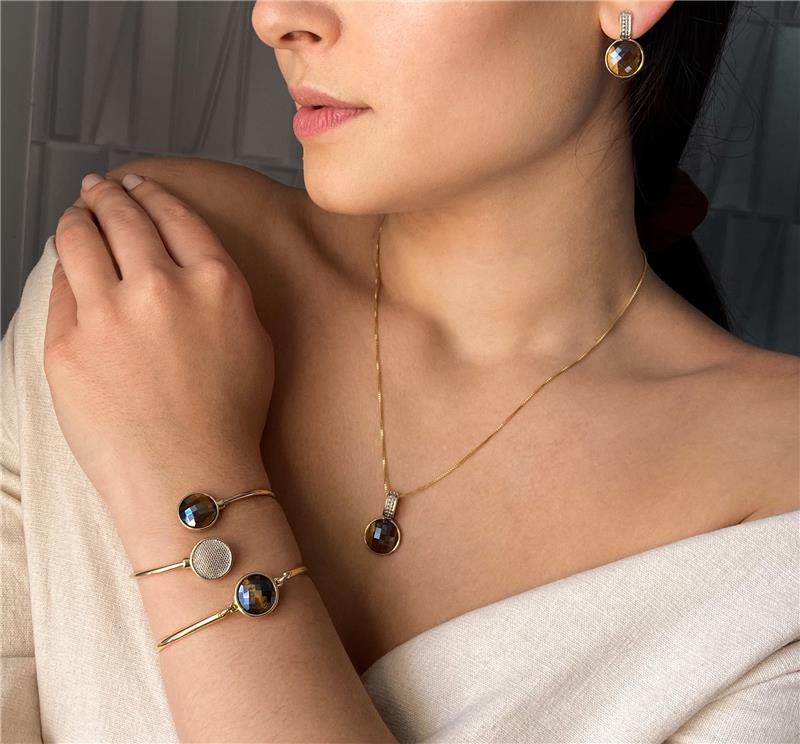 Pulseira Facetada Perolada Folheado a Ouro com Quartzo Rosa Perolado - modelo usando a peça