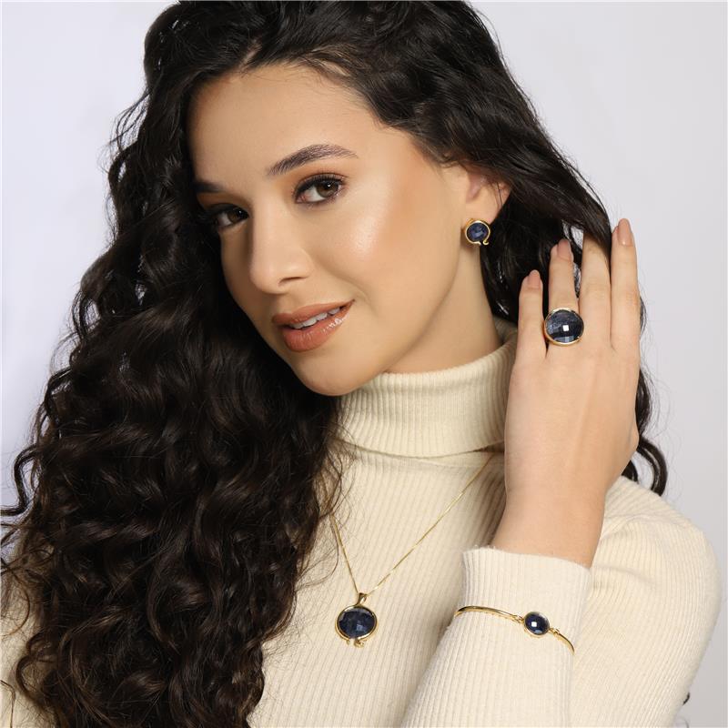 Pulseira Facetada Perolada Folheado a Ouro com Quartzo Rosa Perolado - modelo usando a peça