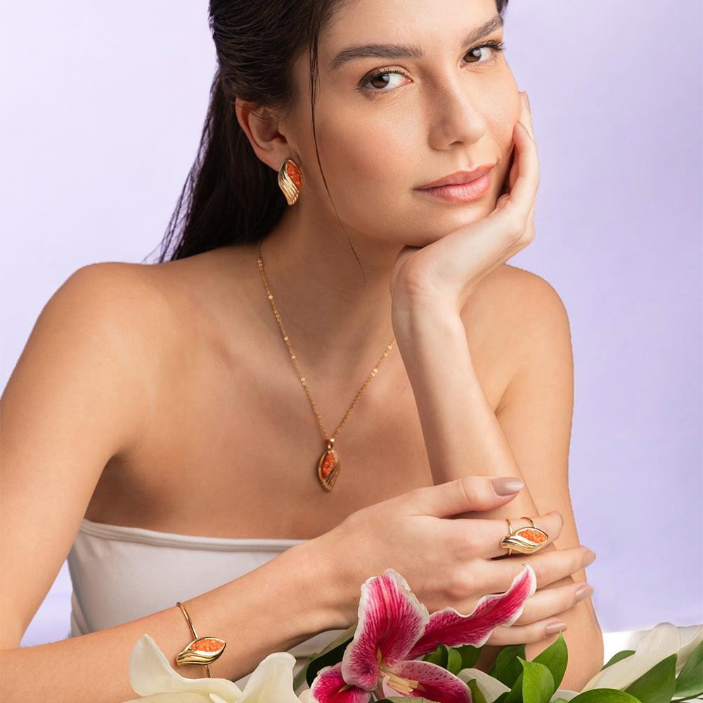 Bracelete Folha Florir Folheado a Ouro com Ametista - modelo usando a peça