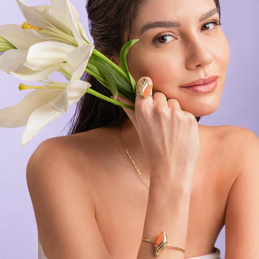 Bracelete Folha Florir Folheado a Ouro com Ametista - modelo usando a peça