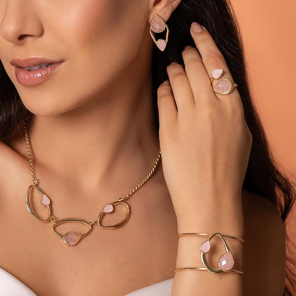 Bracelete Duna Folheado a Ouro com Quartzo Rosa - modelo usando a peça