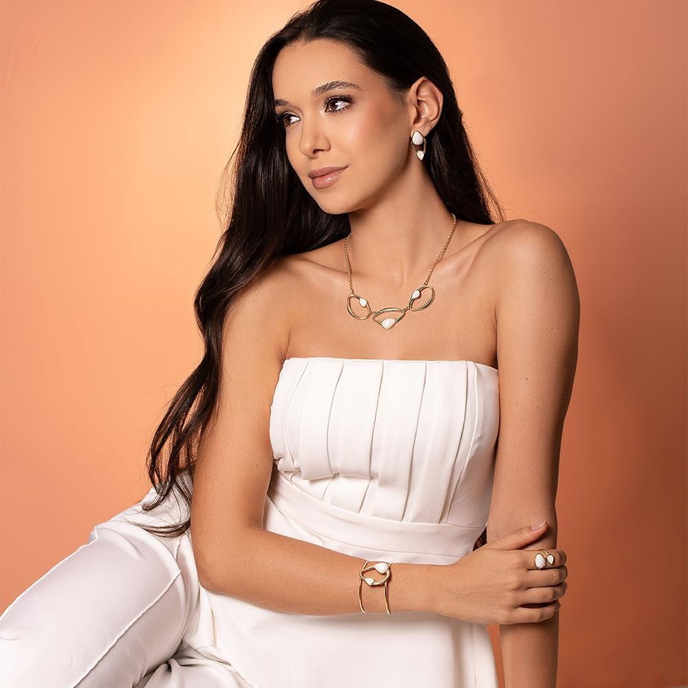 Bracelete Duna Folheado a Ouro com Quartzo Rosa - modelo usando a peça