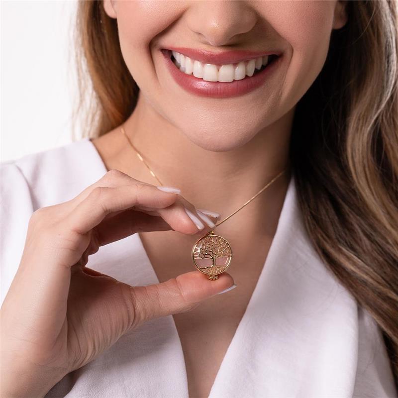 Combo Relicário Árvore da Vida Folheado a Ouro com 7 Pedras Sortidas e Corrente Veneziana - detalhe do pingente na mão