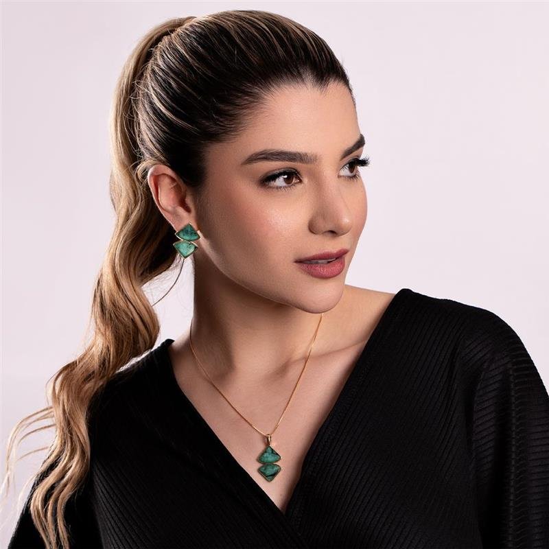 Conjunto Eterna Geométrico Folheado a Ouro com Esmeralda - modelo usando o conjunto