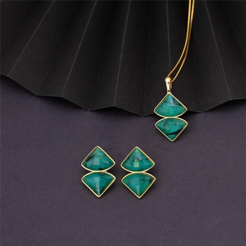 Conjunto Eterna Geométrico Folheado a Ouro com Esmeralda - conjunto exposto